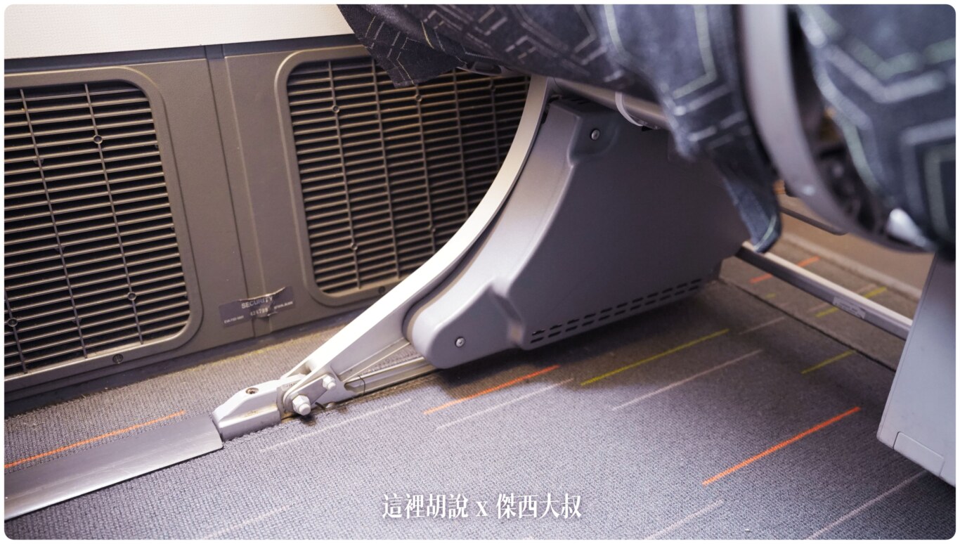 長榮航空機隊 777 三兄弟77M：目前最資深的經濟艙 TPE-BKK BR201 飛行記錄(777-300ER/77W)：經濟艙視訊盒位置