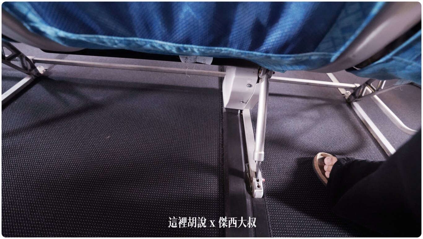 國泰航空 A330-300 經濟艙照片記錄 (33P):腳底視訊盒配置 / 充電 國泰航空 A330-300 經濟艙照片記錄 (33P):腳底視訊盒配置 / 充電