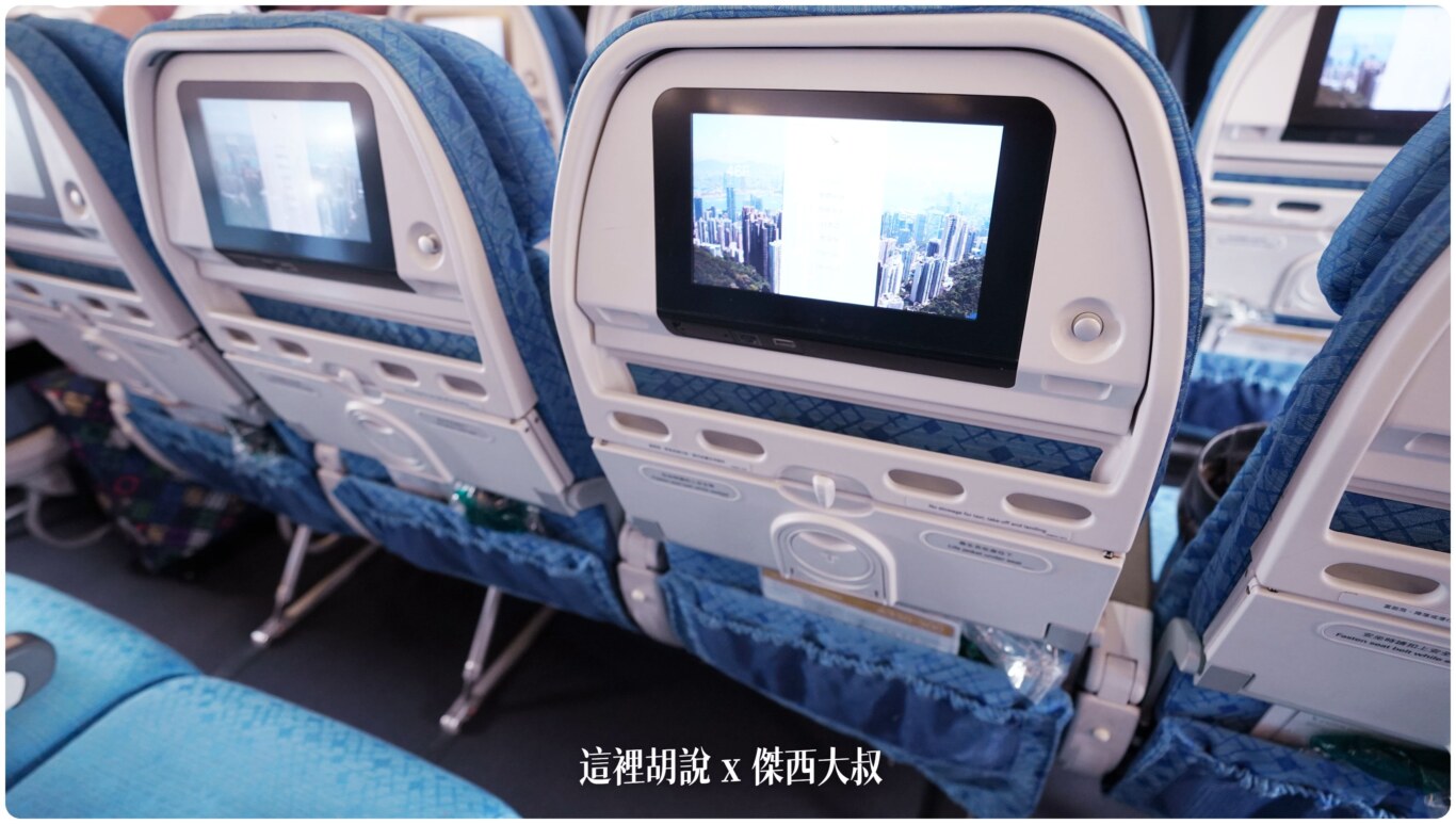 座位背部設有置物架、以及杯架桌子屬於兩折打開的方式展開 座位背部設有置物架、以及杯架桌子屬於兩折打開的方式展開