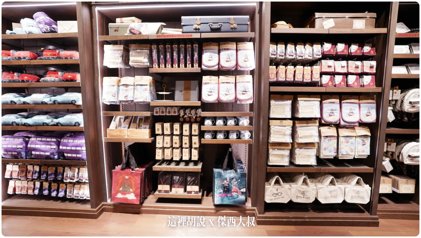 在車站這裡的月台有車站才有的專屬商品(大廳旁的主商店沒有)這裡還可以客製一份有自己姓名的霍格華茲入學通知書 在車站這裡的月台有車站才有的專屬商品(大廳旁的主商店沒有)這裡還可以客製一份有自己姓名的霍格華茲入學通知書