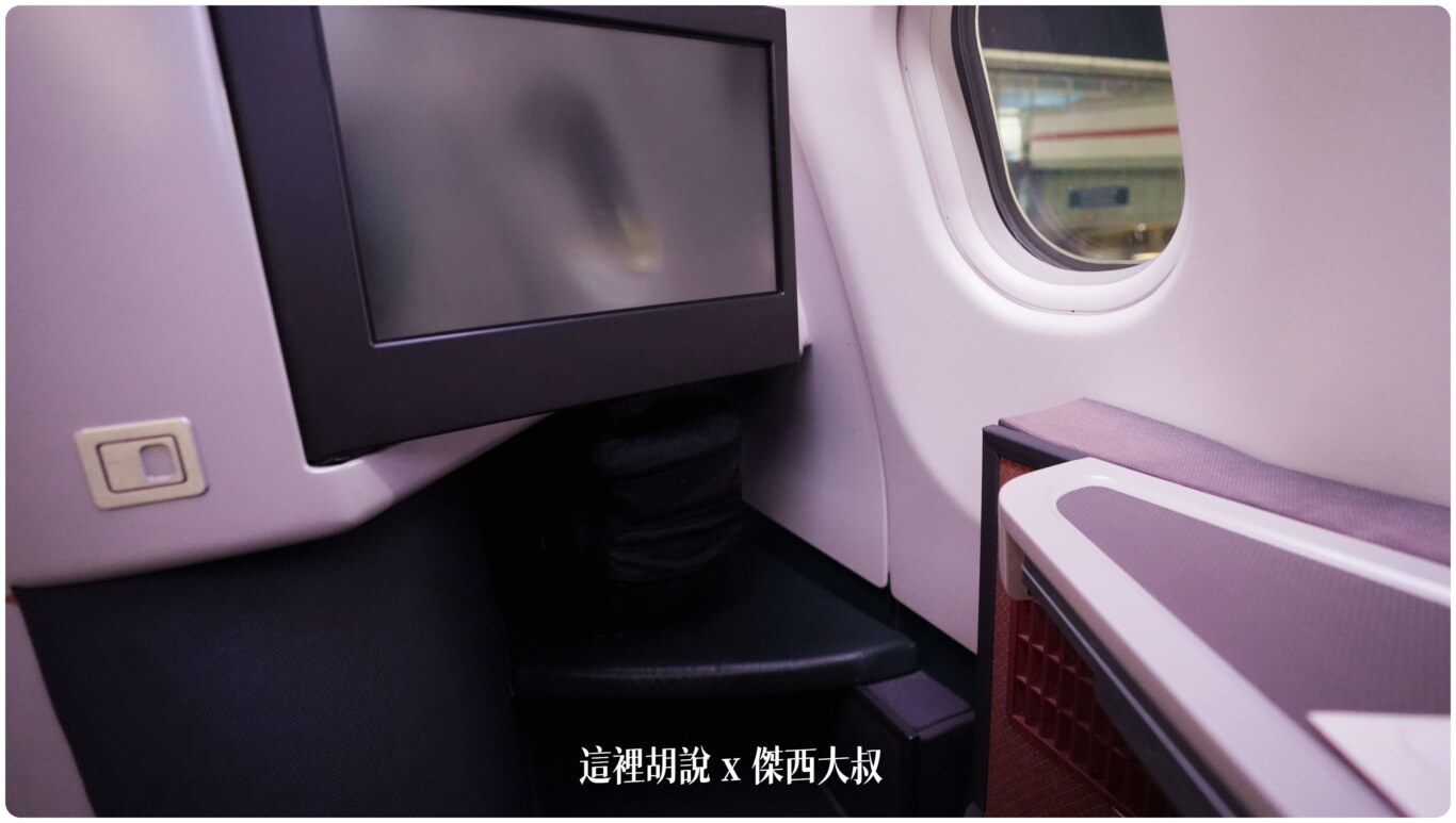 跟長榮的商務艙相比,右側靠窗少了一小截可以爭取多一點點的寬度空間 跟長榮的商務艙相比,右側靠窗少了一小截可以爭取多一點點的寬度空間
