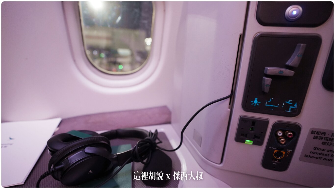 這個隔板設計上有小巧思,因為耳機孔在裡頭所以有預留寬度給線穿過去 這個隔板設計上有小巧思,因為耳機孔在裡頭所以有預留寬度給線穿過去