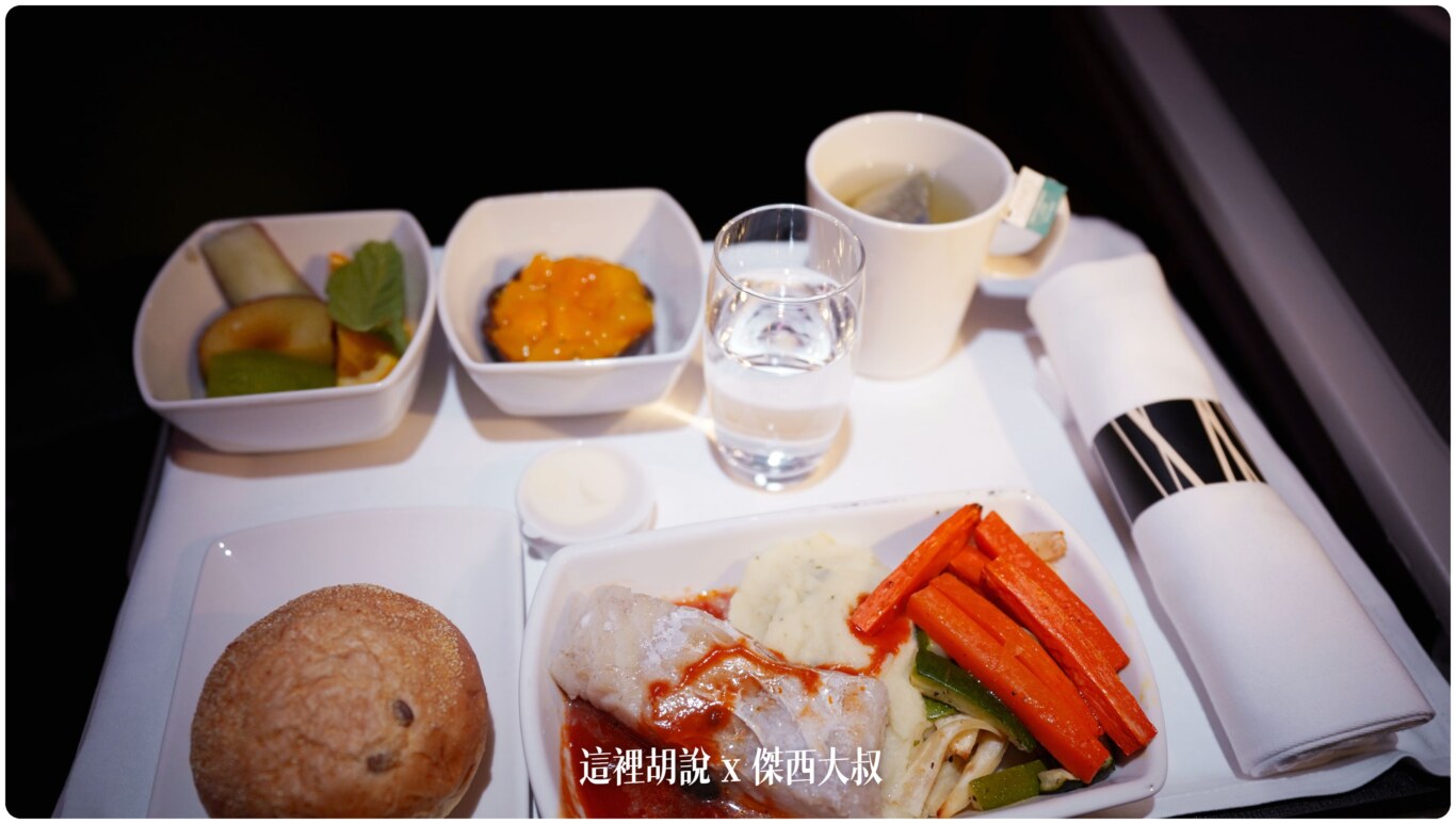 國泰航空 A330-300(33E) HKG-TPE 反魚骨商務艙 香港機場自動化登機:餐飲服務 國泰航空 A330-300(33E) HKG-TPE 反魚骨商務艙 香港機場自動化登機:餐飲服務