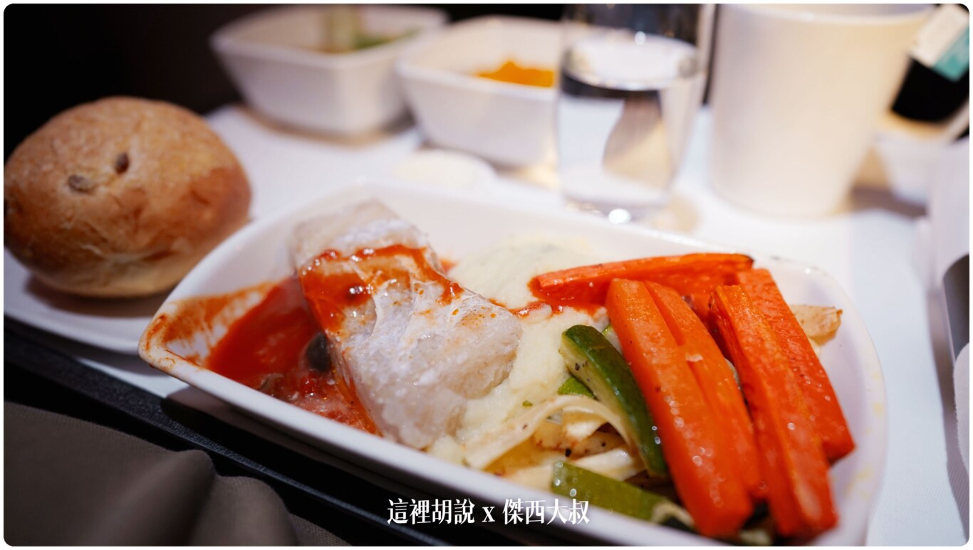 國泰航空 A330-300(33E) HKG-TPE 反魚骨商務艙 香港機場自動化登機:餐飲服務 國泰航空 A330-300(33E) HKG-TPE 反魚骨商務艙 香港機場自動化登機:餐飲服務