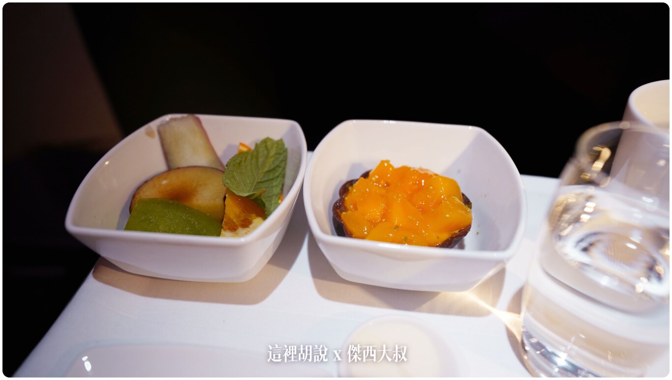 國泰航空 A330-300(33E) HKG-TPE 反魚骨商務艙 香港機場自動化登機:餐飲服務 國泰航空 A330-300(33E) HKG-TPE 反魚骨商務艙 香港機場自動化登機:餐飲服務