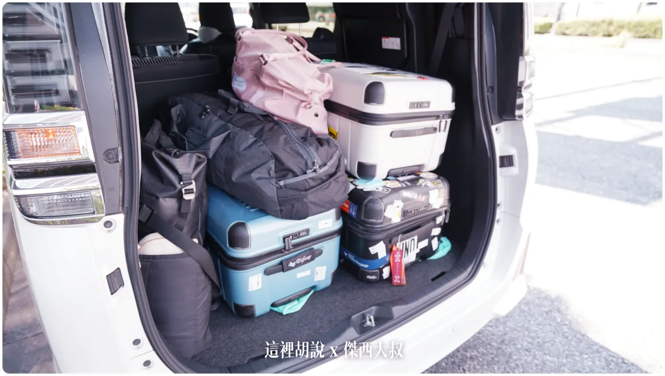 放在藍色行李箱上的黑色袋子就是他應該可以塞接近26吋行李箱的內容物補充說明： AZPAC的26吋是90公升