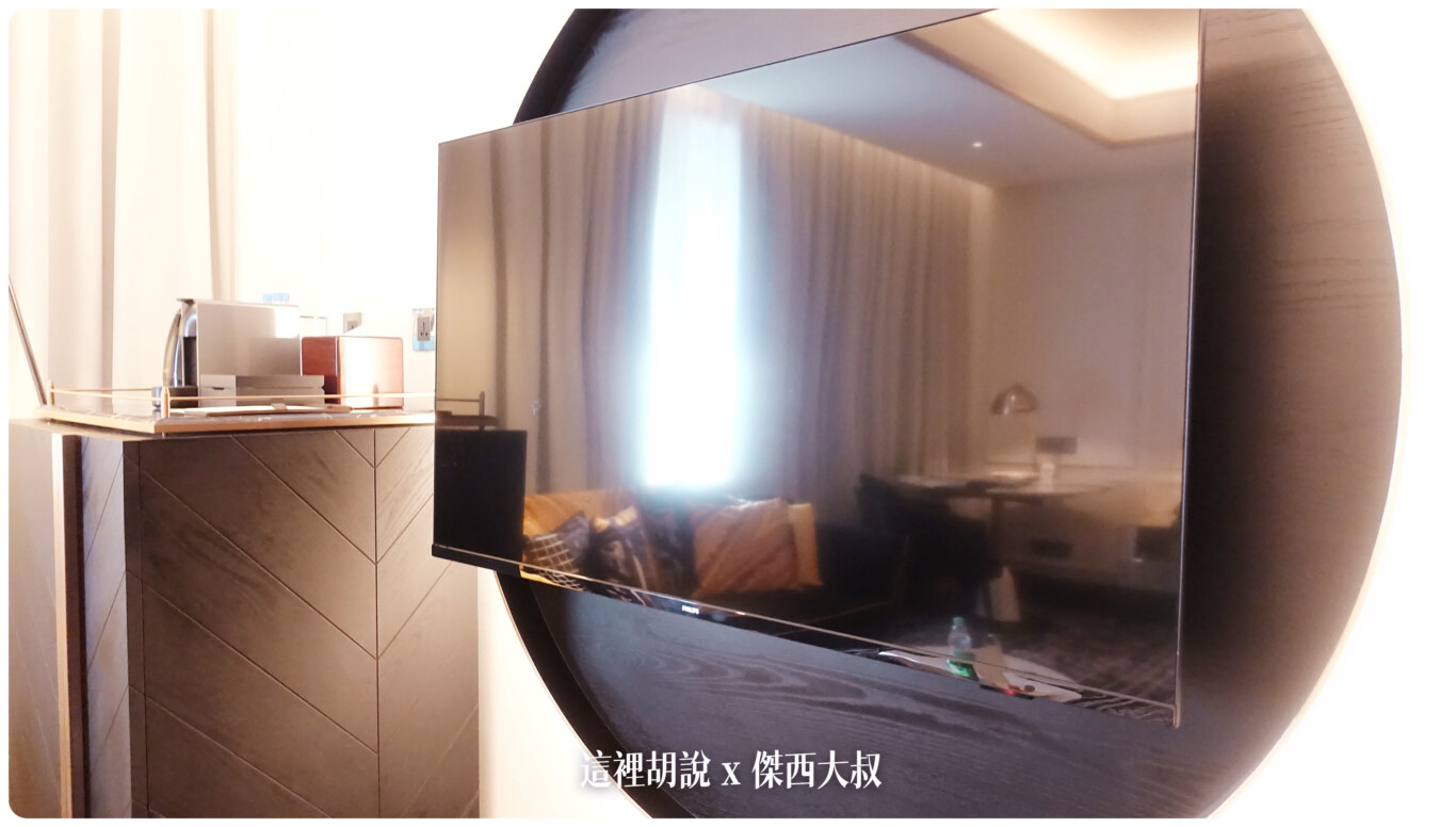 台中李方艾美酒店 空間整體營造華麗 五金講究：寫字桌 / 電視