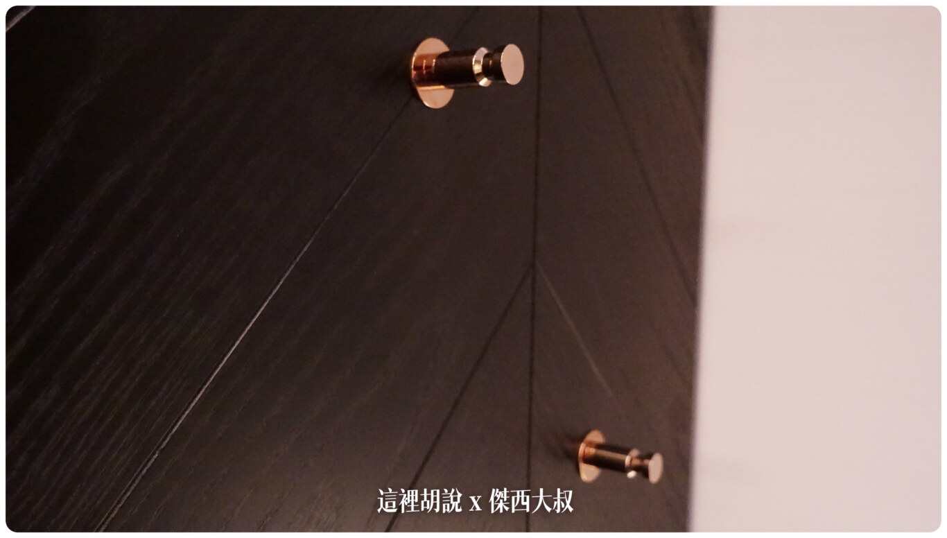 衣櫃的旁邊還有可以掛東西的掛夠