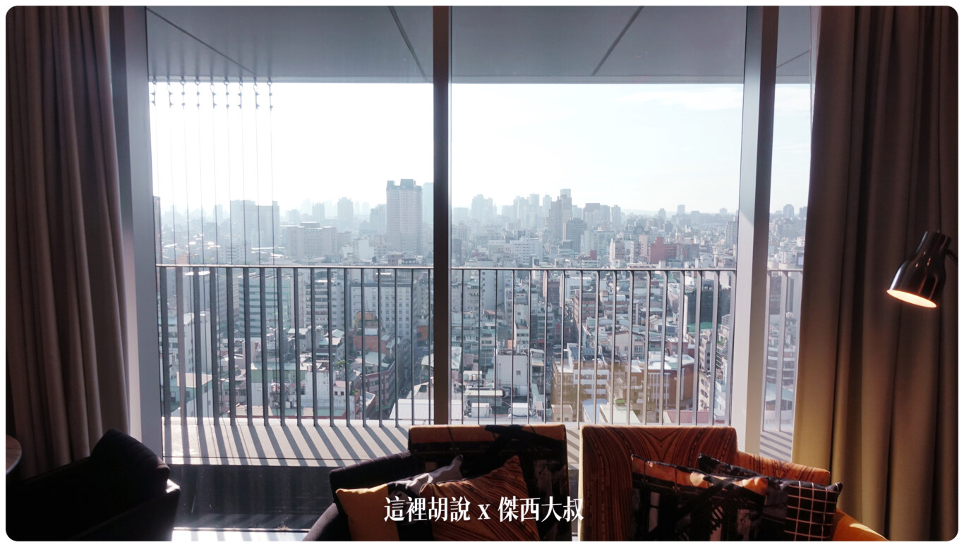 入住的時候剛好傍晚陽光灑落在窗前的沙發上
