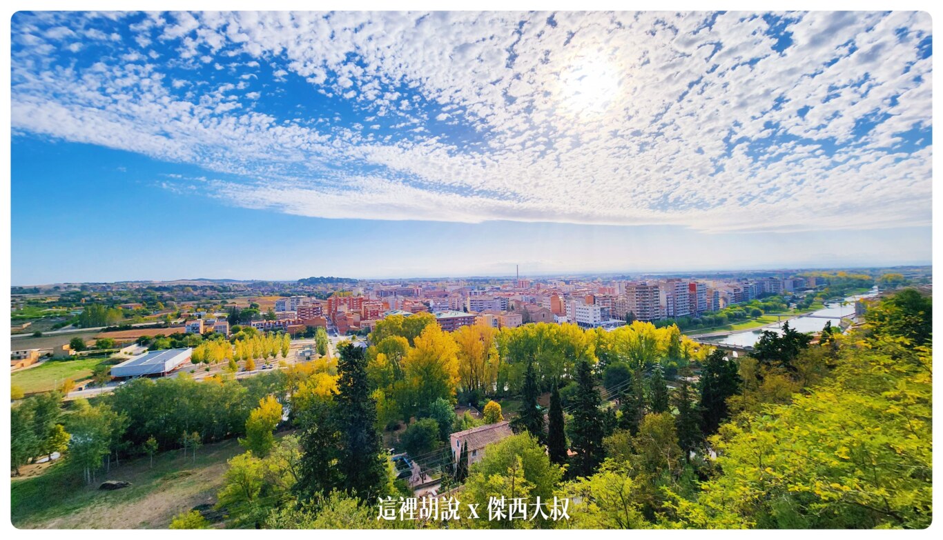 西班牙巴拉格爾 (Balaguer)：La Casa Del Miracle 非常溫馨的度假小屋 不小心遇到市集：山頭上的城堡