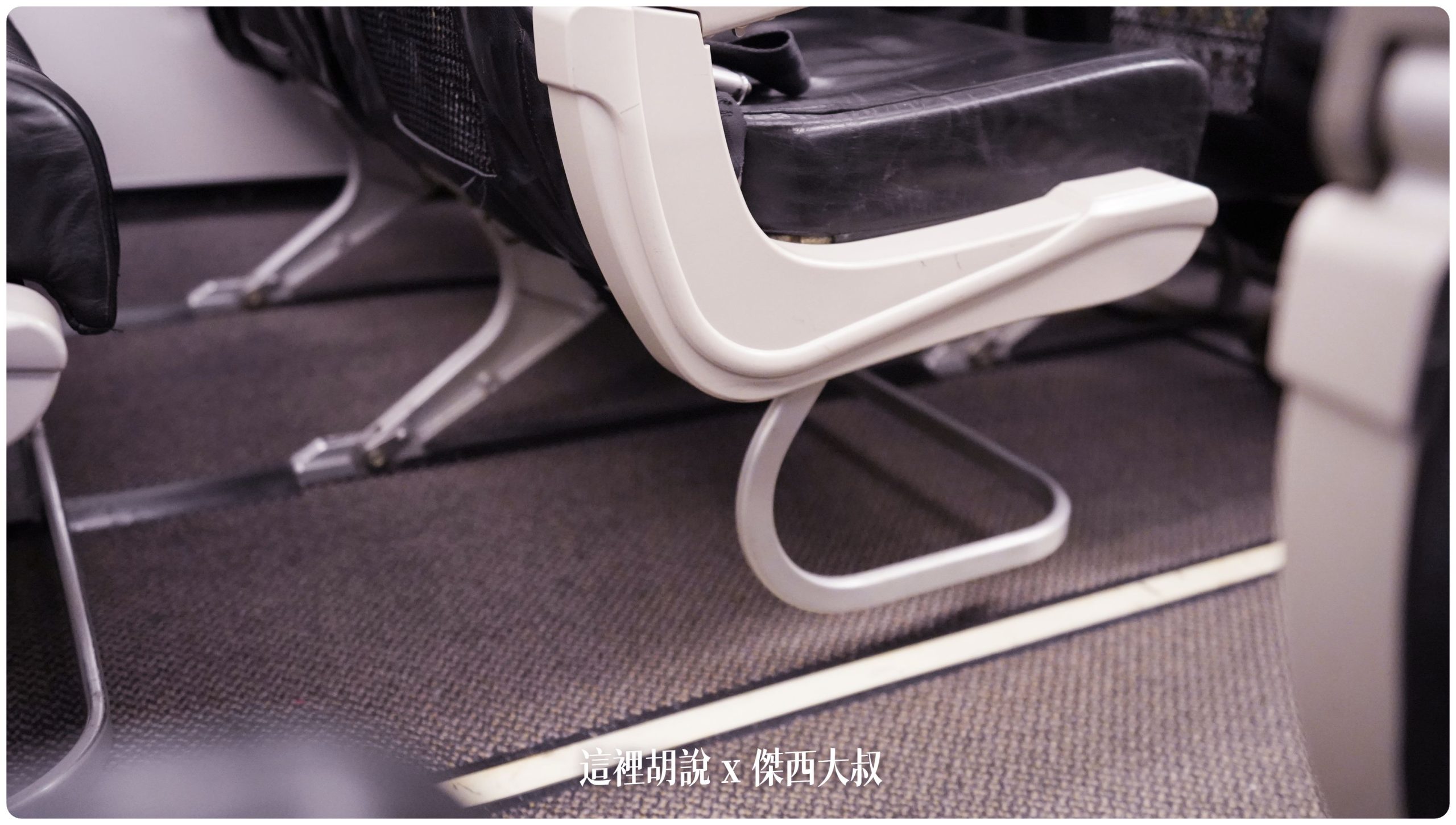 【台灣虎航選位】A320ceo vs A320neo 座椅全解析！USB充電、腿部空間比較 (附挑選攻略)：前一代版本客機：A320-200 ceo 皮椅版本