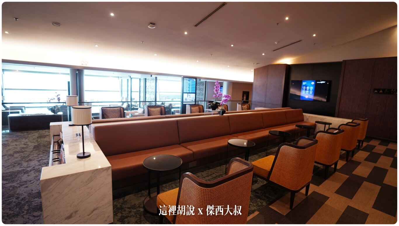 因為可以直接看到停機坪，所以他運用了這樣的優勢，設計成階梯型的座位面向大面的落地窗。