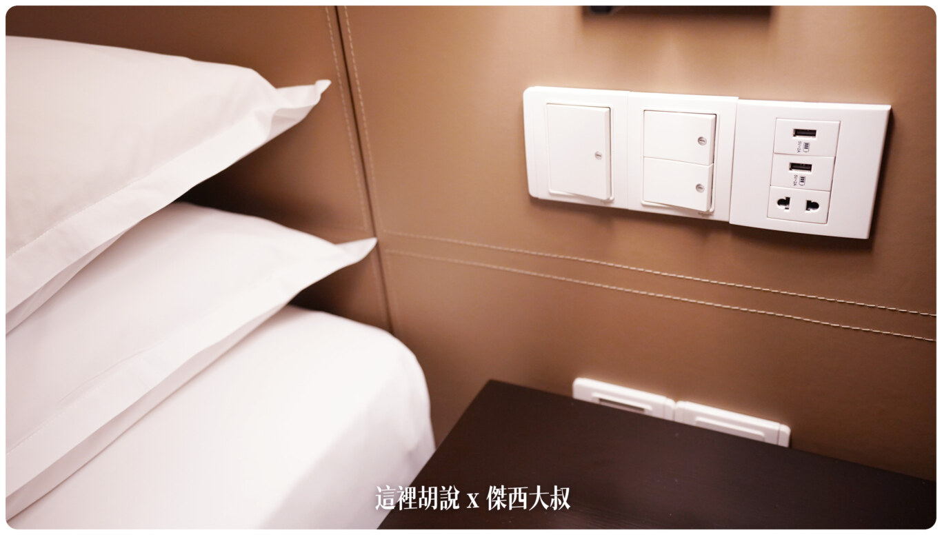 床頭有提供插頭（台灣可用）以及USB充電孔