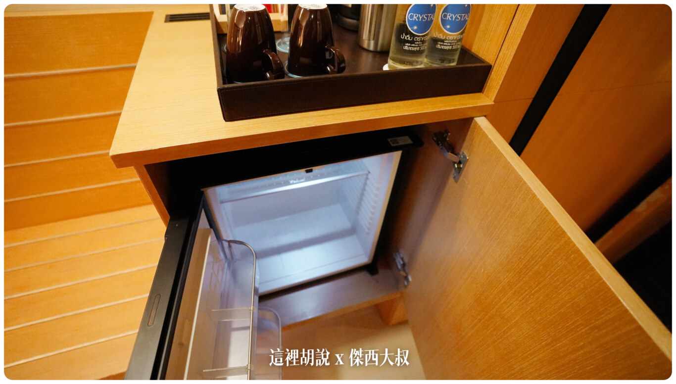 冰箱全空，沒有預先放置其他付費MINIBAR產品