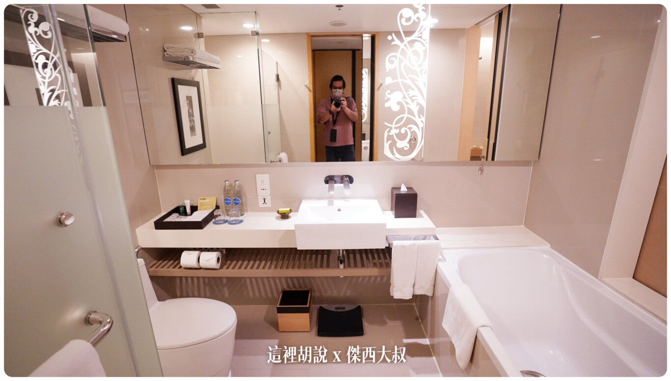 曼谷福朋喜來登 位於鬧區TERMINAL21隔壁 Four Points by Sheraton Bangkok, Sukhumvit 15：浴室