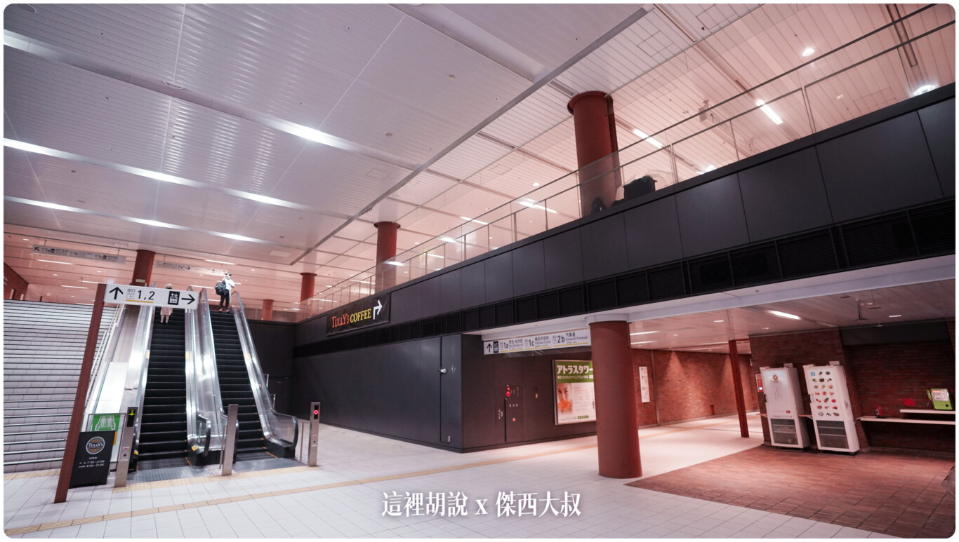 請搭乘出口二的電梯抵達地面就可以看到飯店在你的右後方