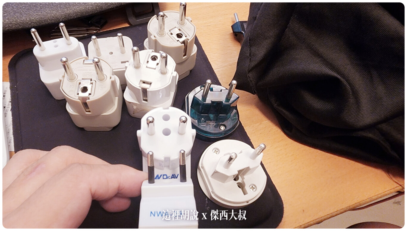 傑西手上拿的NWA-23這個是小圓上面是大圓，右邊兩個則是菱形的瑞士規格可以明顯看到插頭直徑不一樣