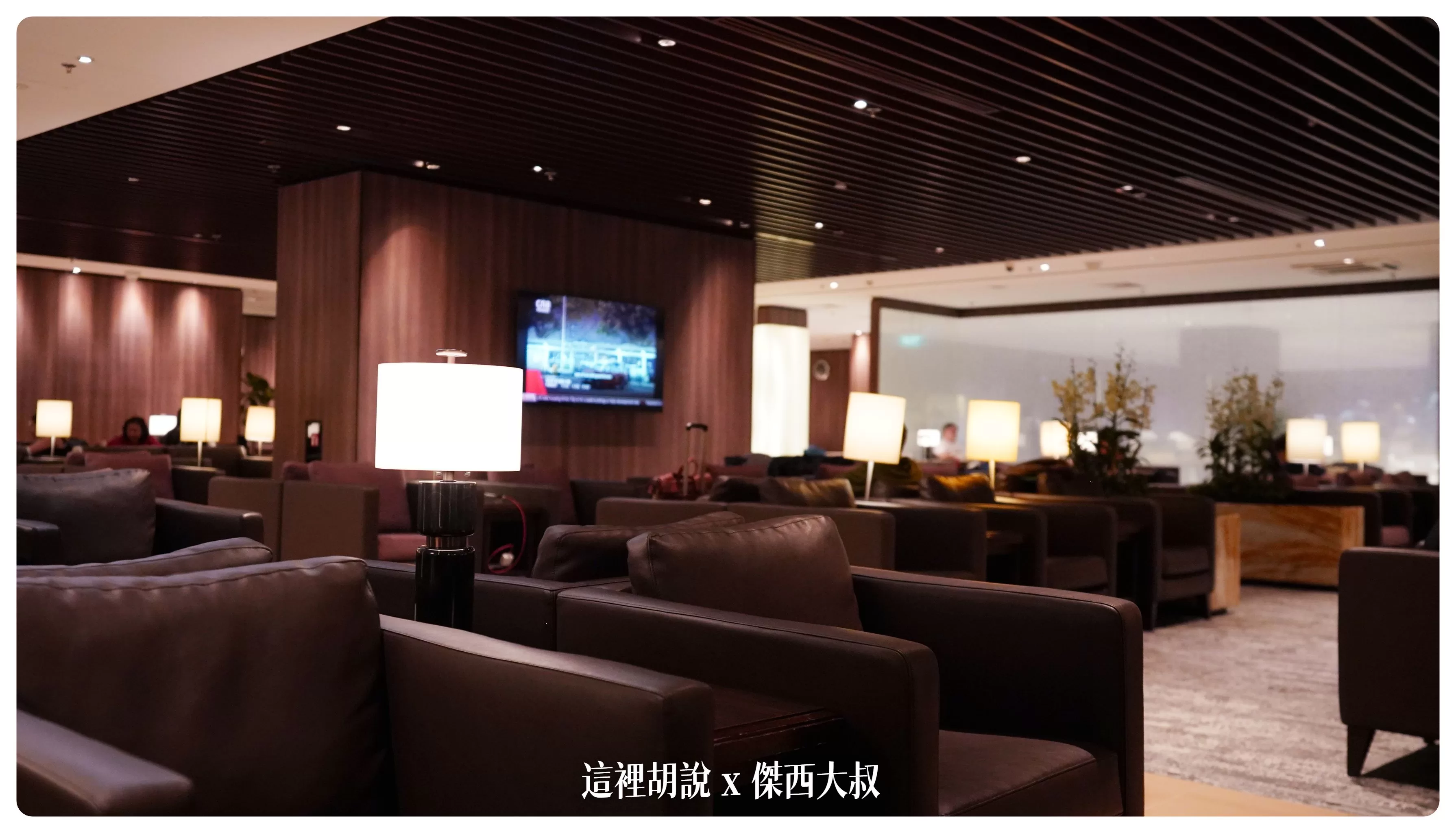 大部分的空間都是圖片這樣的沙發休息區