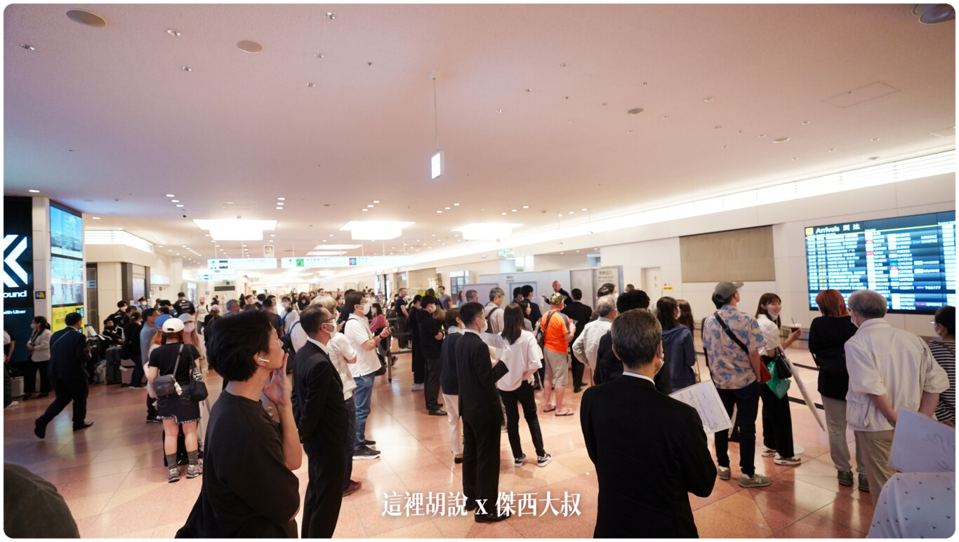 抵達羽田機場之後，順著出口往前走就可以看到前往京急線的指引現場會有兩個鐵路交通工具，一個是京急、另外一個是單軌