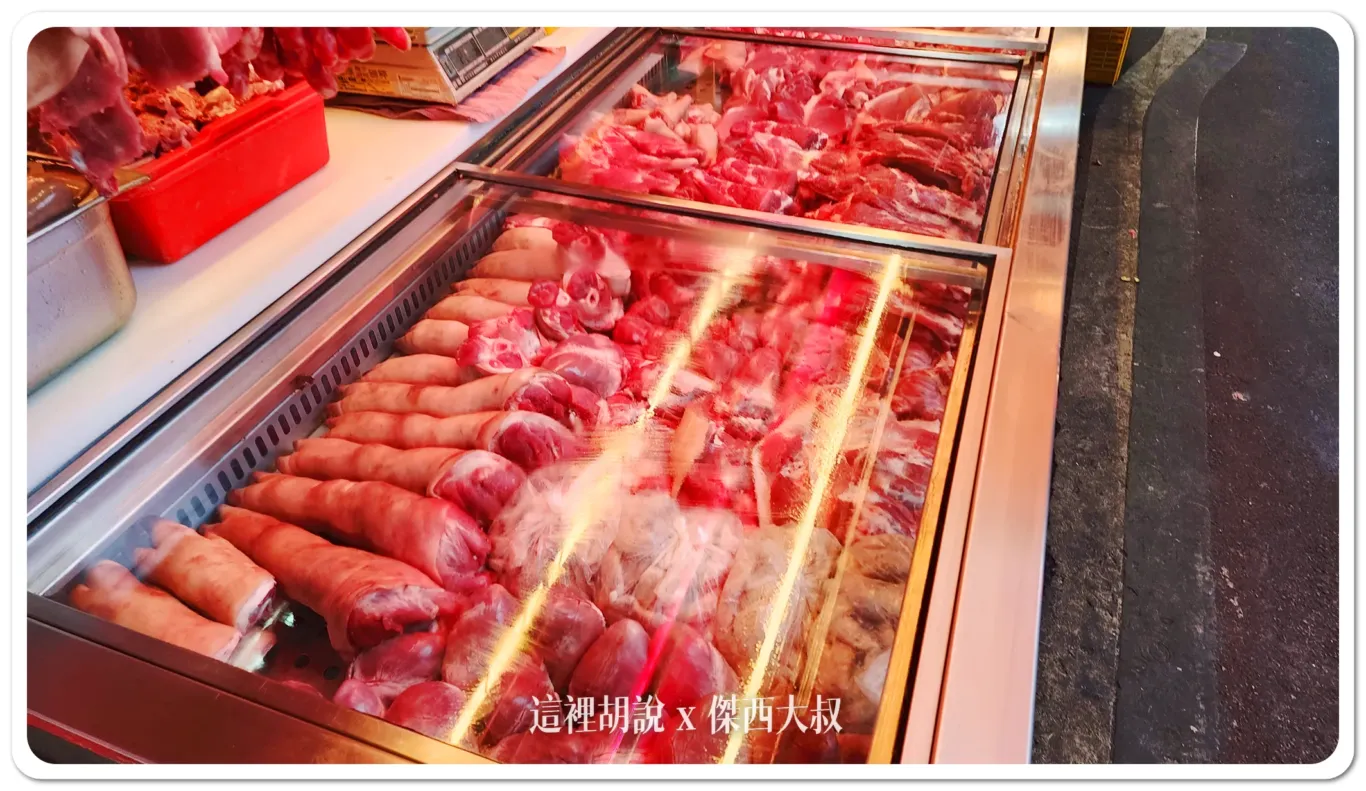 豬腳我喜歡後腿肉傳統市場出現這種冷藏櫃，算是非常高規格不然一般都是常溫放在桌上