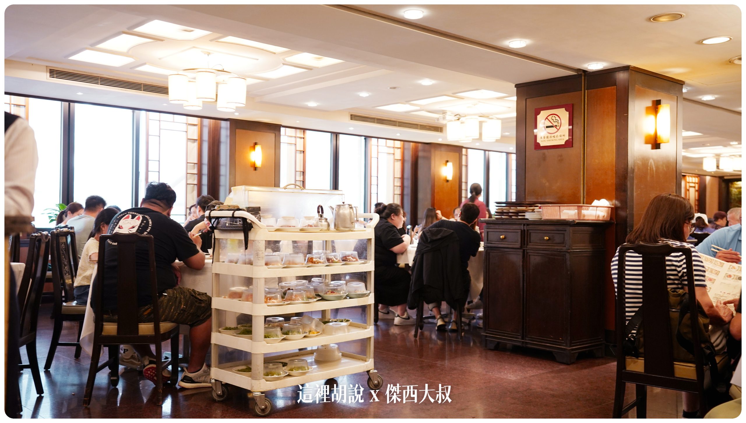兄弟大飯店 少數保有推車的港式飲茶 梅花廳：梅花廳用餐環境