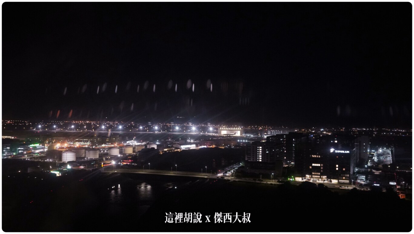 深夜機場，可以看到中油油庫、星宇營運總部
