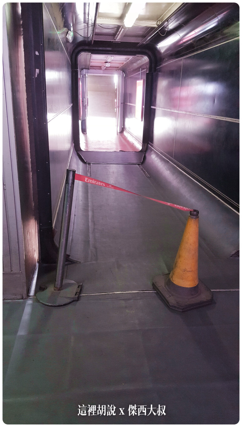 這登機門非常奇特,他只能直出去不能有角度,而且一台飛機只能接一個空橋,所有客人都是從一號門進入 這登機門非常奇特,他只能直出去不能有角度,而且一台飛機只能接一個空橋,所有客人都是從一號門進入