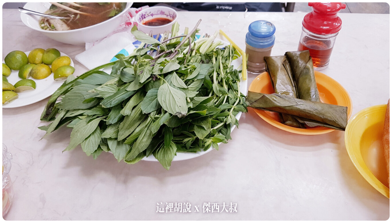 越南的九層塔是一大把放在桌上還有檸檬也是自己取用這看起來很壯觀