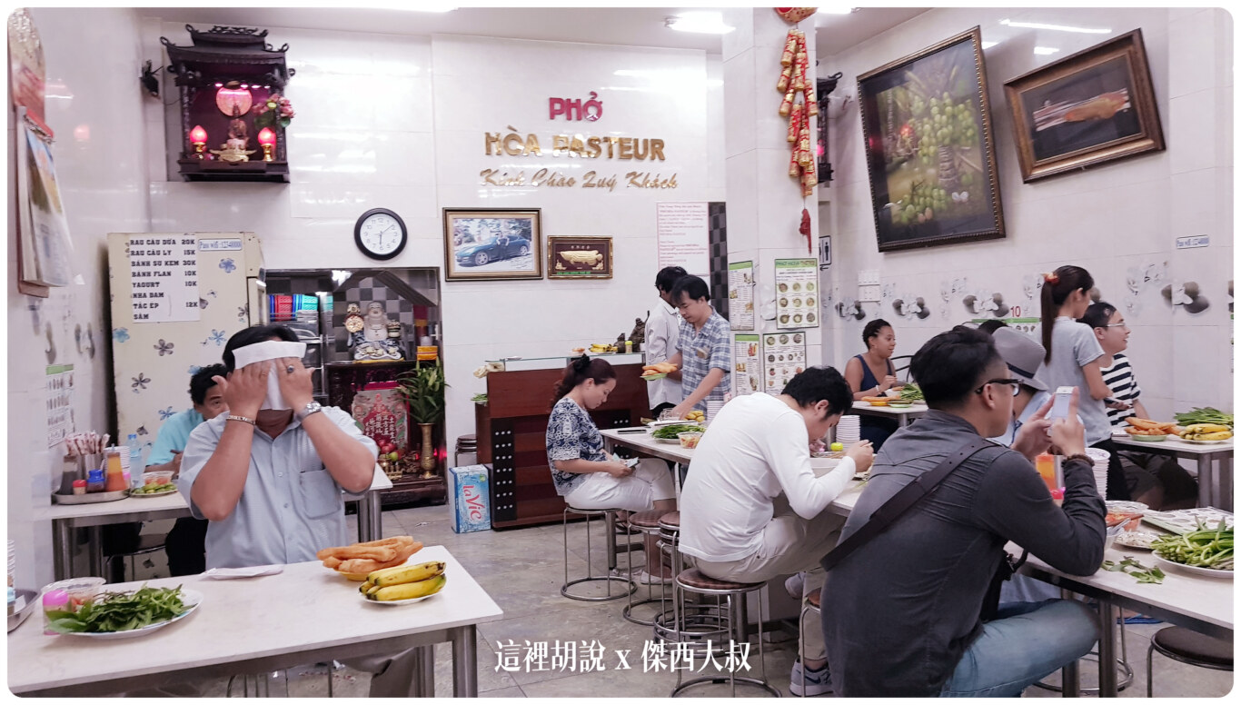 店面位置蠻大的桌上的香蕉跟油條是要付費的歐