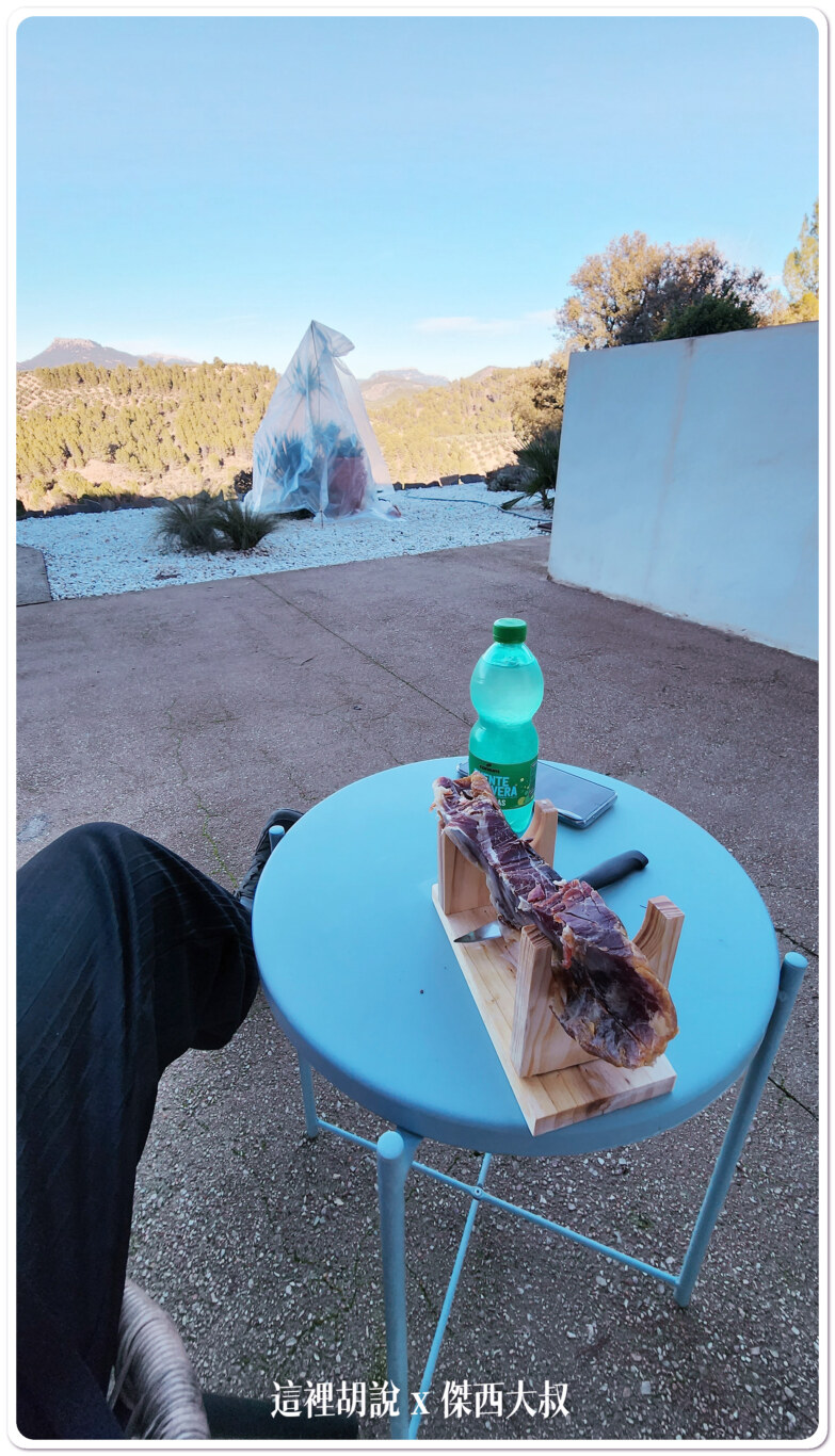 非常愜意可以在這山上切著火腿看山