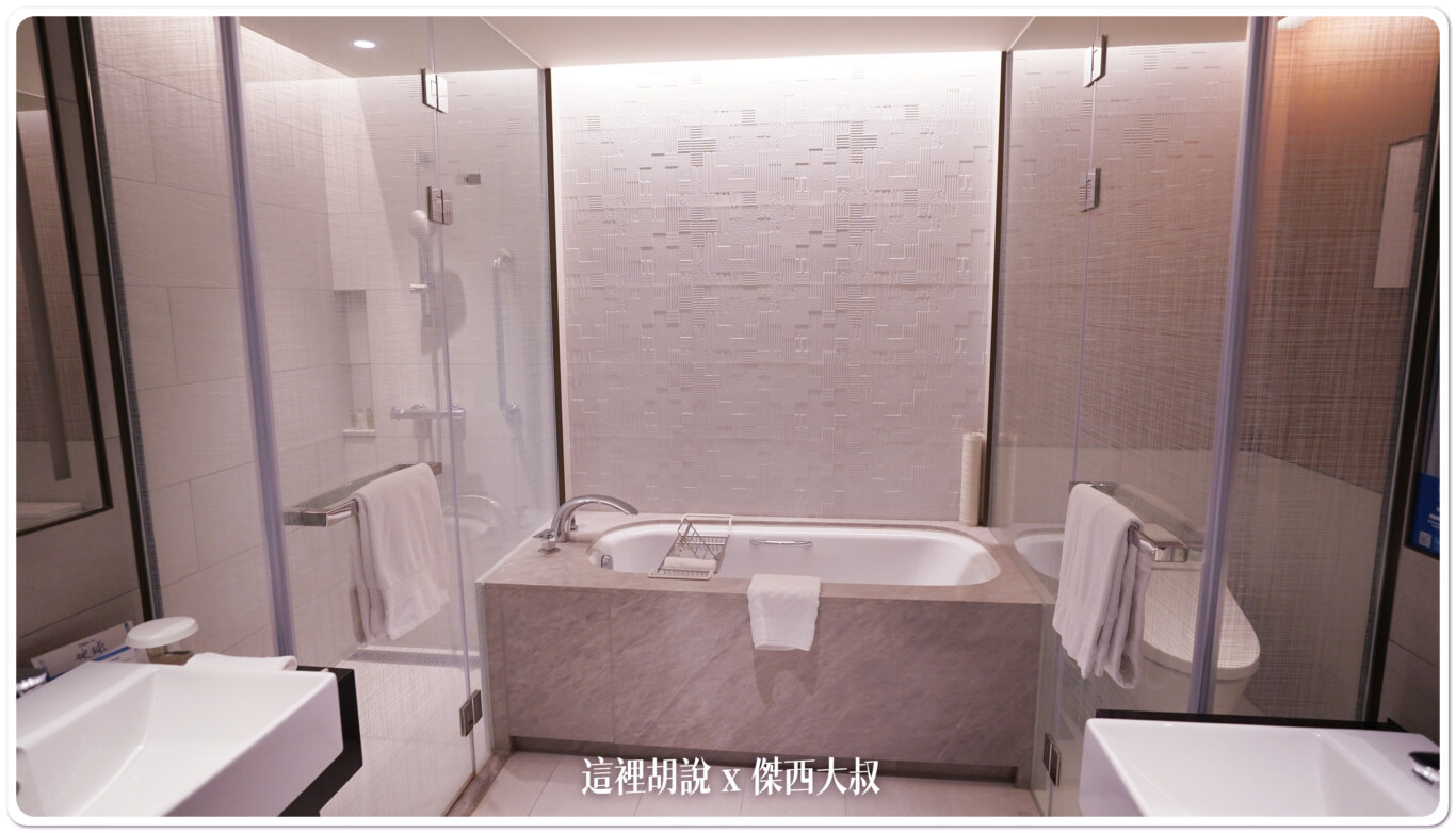 新北板橋住宿:新板希爾頓 Hilton Sinban 板橋車站:浴室 新北板橋住宿:新板希爾頓 Hilton Sinban 板橋車站:浴室