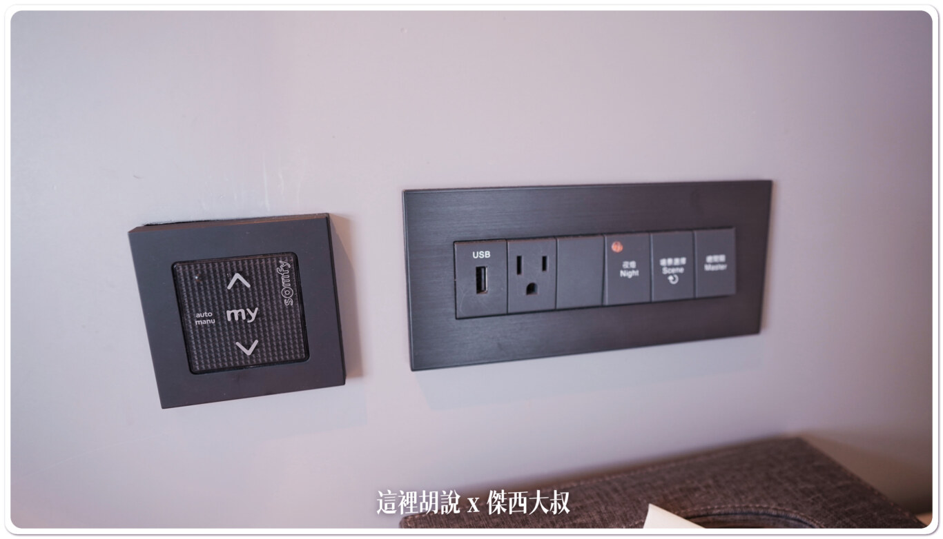 床頭兩側都有USB充電 床頭兩側都有USB充電