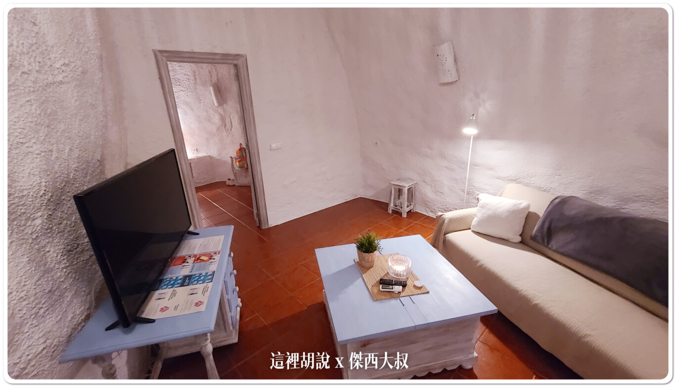 房間內是分別是客廳，臥室，跟浴室