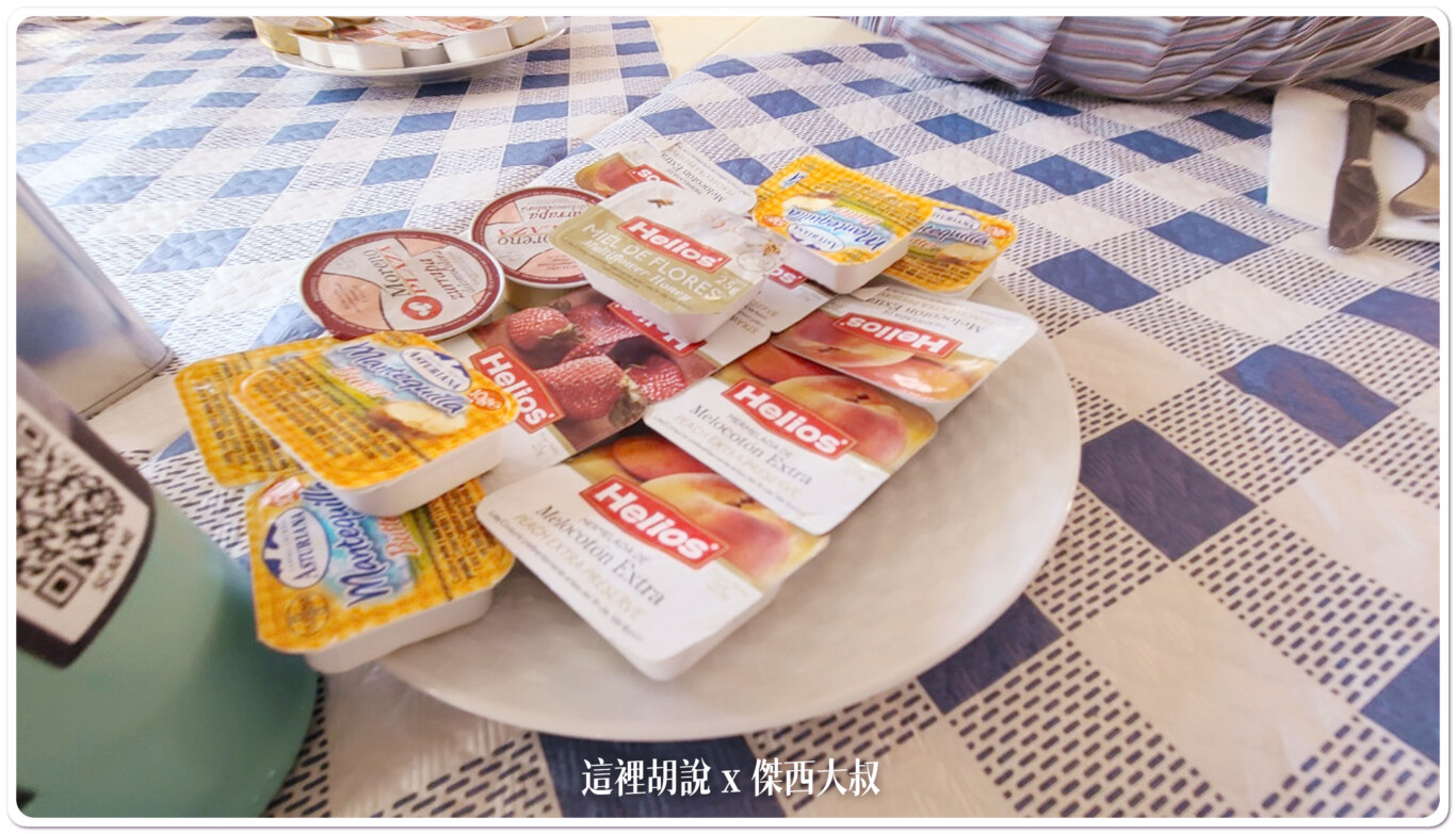 西班牙南部馬拉加：山坡上的蝸牛小屋：飯店的簡單早餐