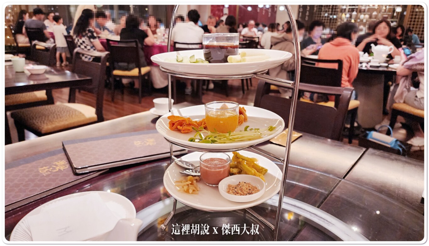 三種不同的醬料、甜麵醬、金柑、豆腐乳醬甜麵醬+剝皮辣椒豆腐乳醬+酸菜+花生粉金桔醬+鳳梨果乾+芒果果乾