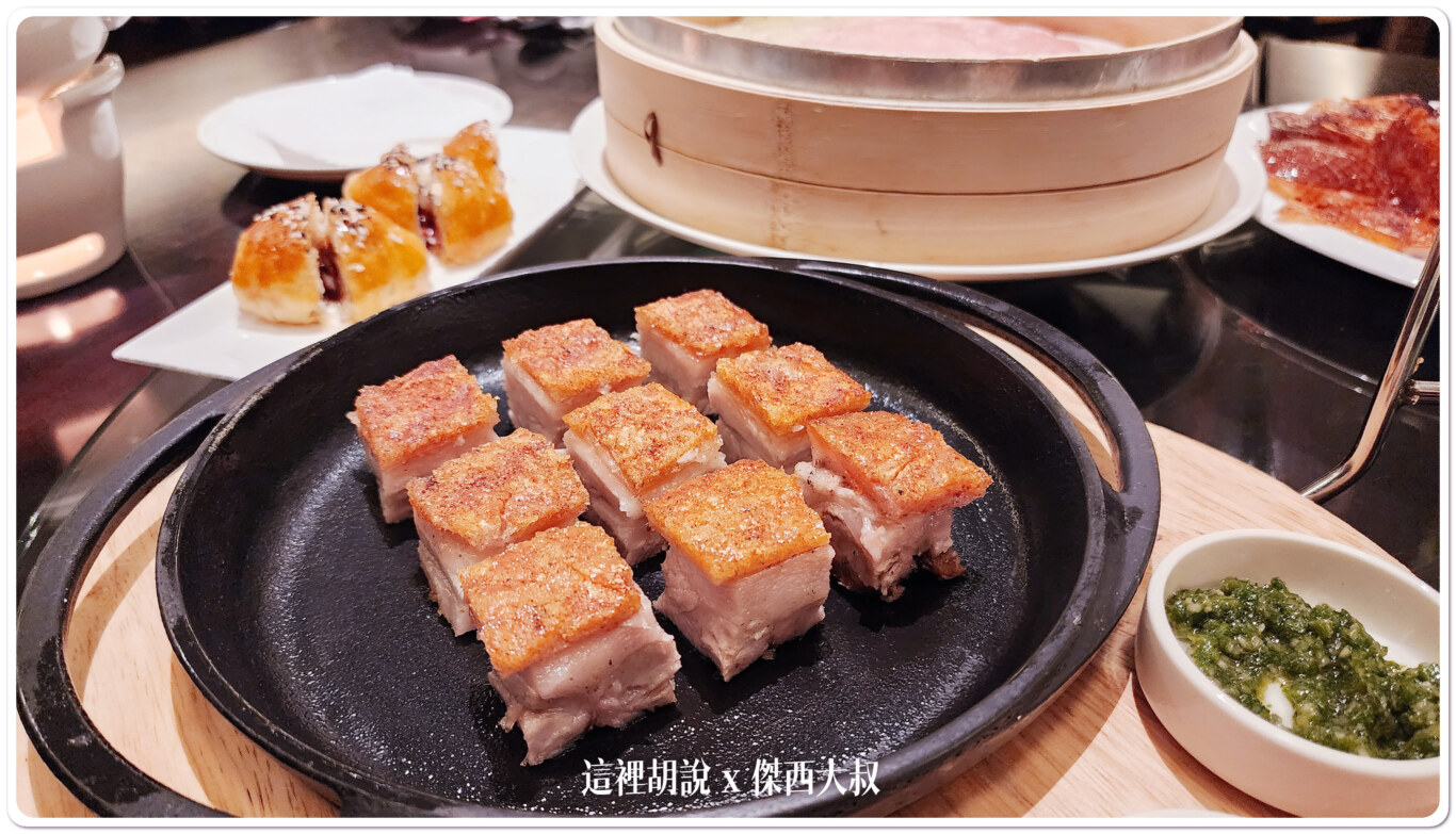 燒肉，切得很整齊！搭配一旁的油蔥後面還有叉燒酥
