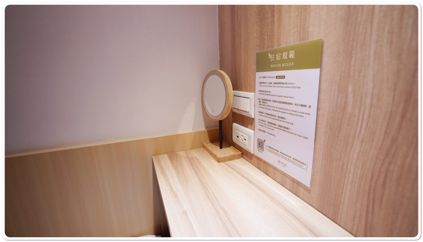 有一個簡單的小桌子、插頭、還有化妝鏡空間內並沒有冷氣孔，所以算是透過簾子外面空間冷氣吹進來