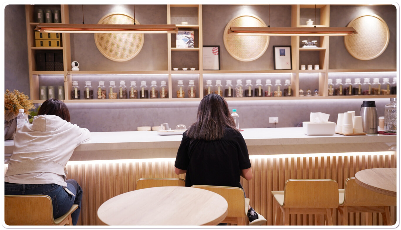 睡在機場系列：桃園機場第二航廈 町草休行館 膠囊旅館：入口櫃檯旁的櫃檯