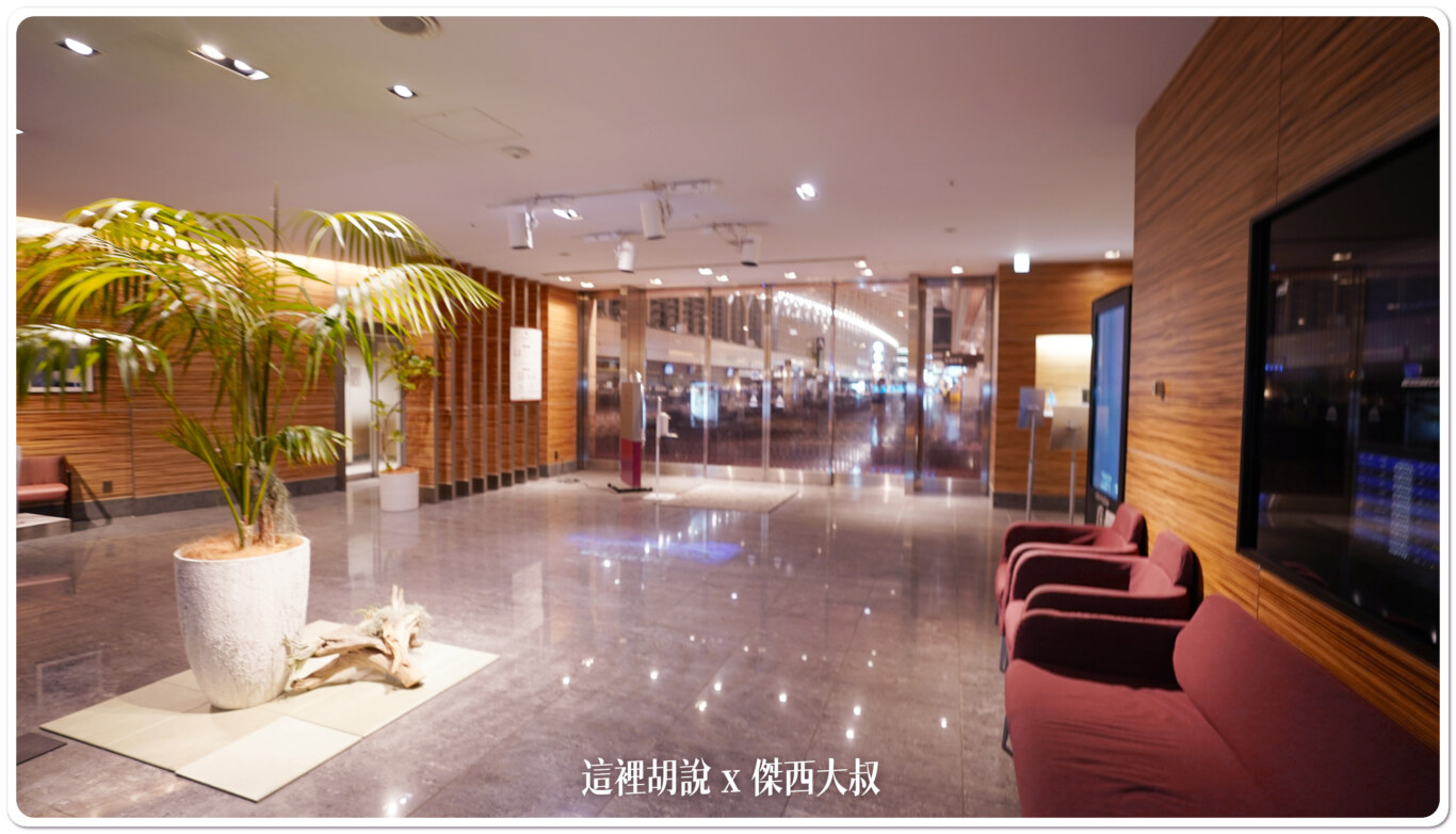 這是進入飯店之後，回頭看就可以看到機場大廳，這算是主要的出入口但是晚上2400後會關閉，需要從另外一個對外門（位於旅客上下客的廊道）