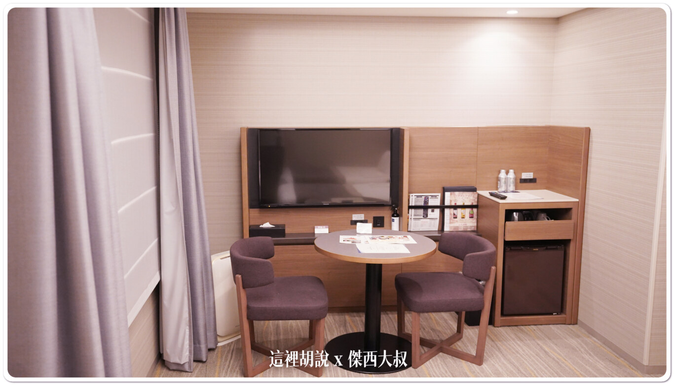 這個房型比較大，還有小桌子