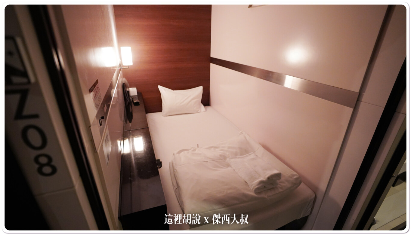 商務艙本身沒有額外的空間放置行李箱（除了床下一個小空間）