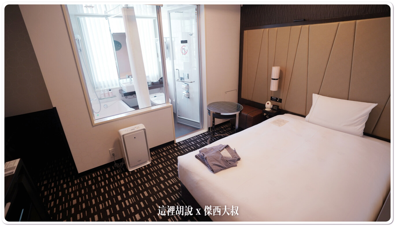 空間上就是你看到，並沒有太大但行李可以完整展開沒問題