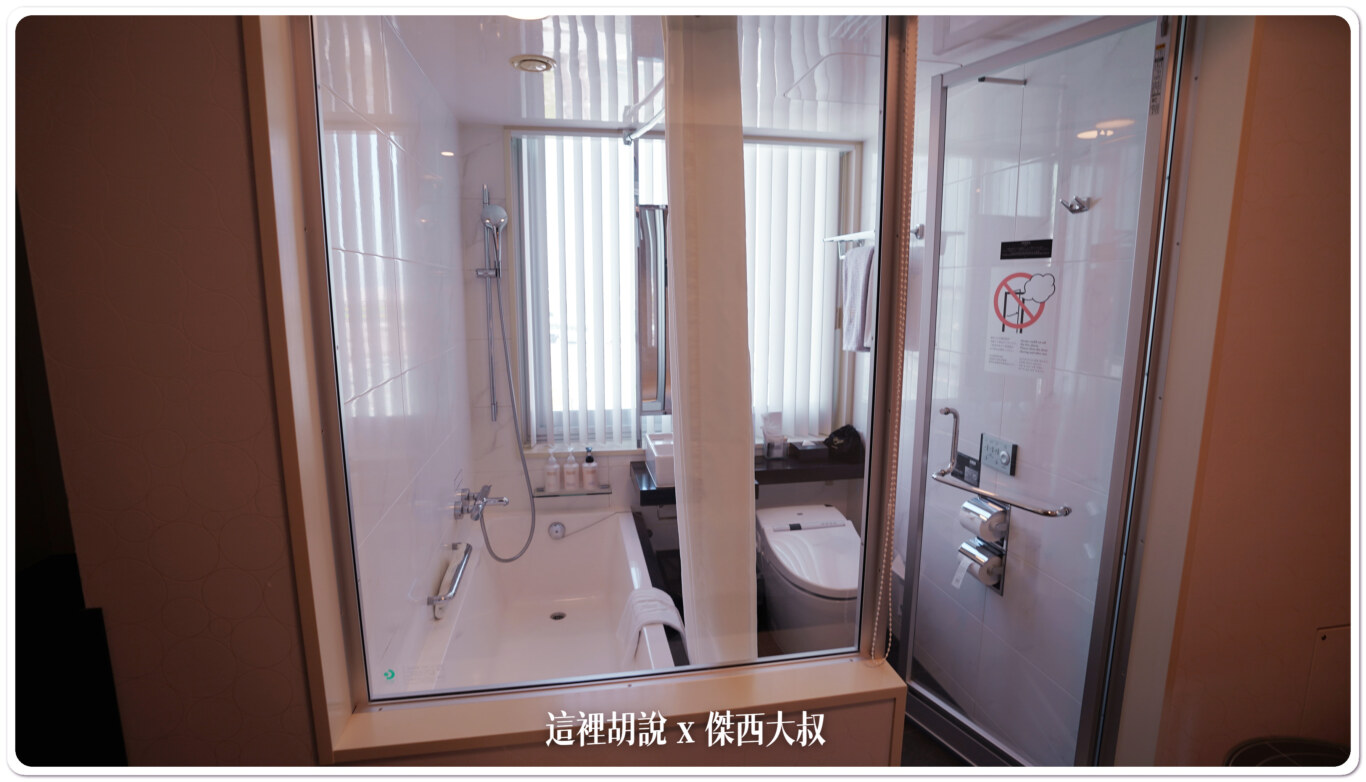 房間一旁就是浴室，可以直接看到機坪的運作