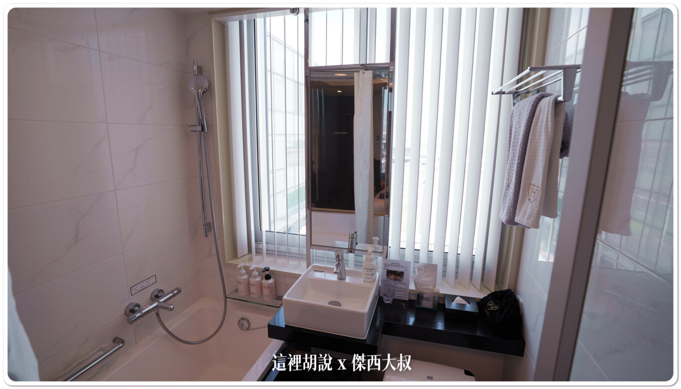 百葉窗可以收起來方便看飛機
