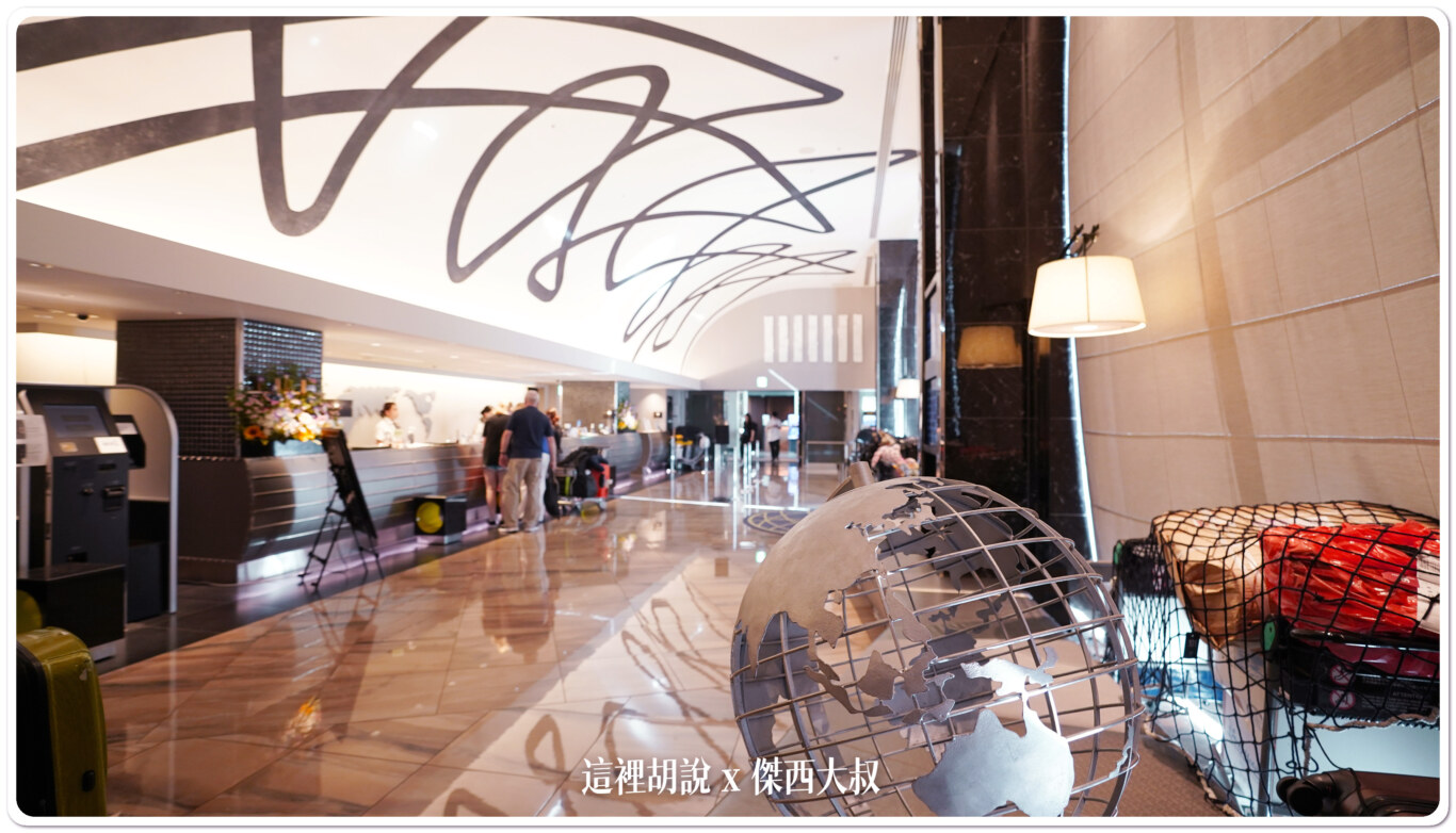 大廳並不大，因為同樣一個飯店建築物，還要提供管制區的旅客使用