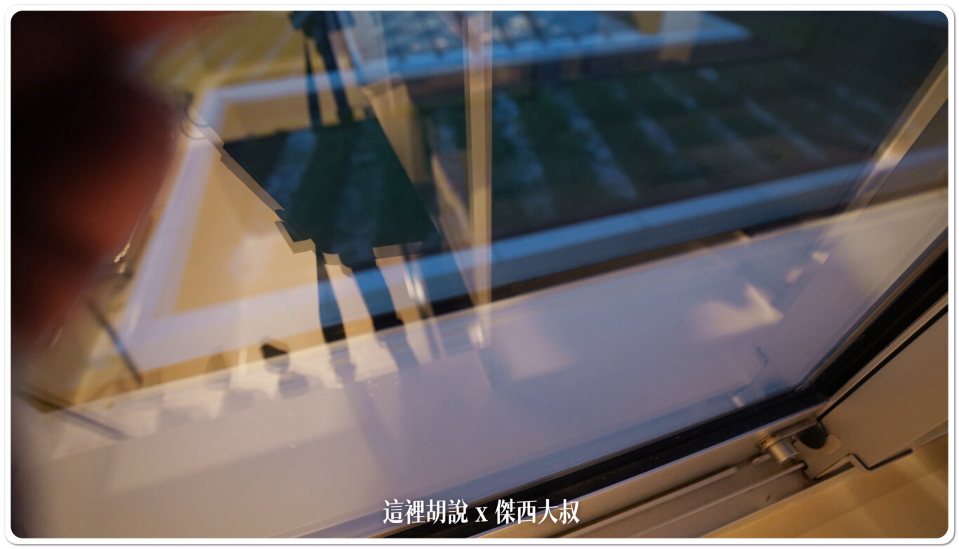 雙層的玻璃可以隔絕噪音
