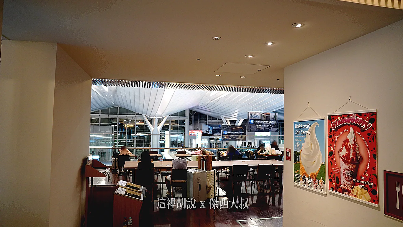 這一區因為商店都是攤位型式,所以旅客是可以自由使用這個空間(2026拍攝) 這一區因為商店都是攤位型式,所以旅客是可以自由使用這個空間(2026拍攝)