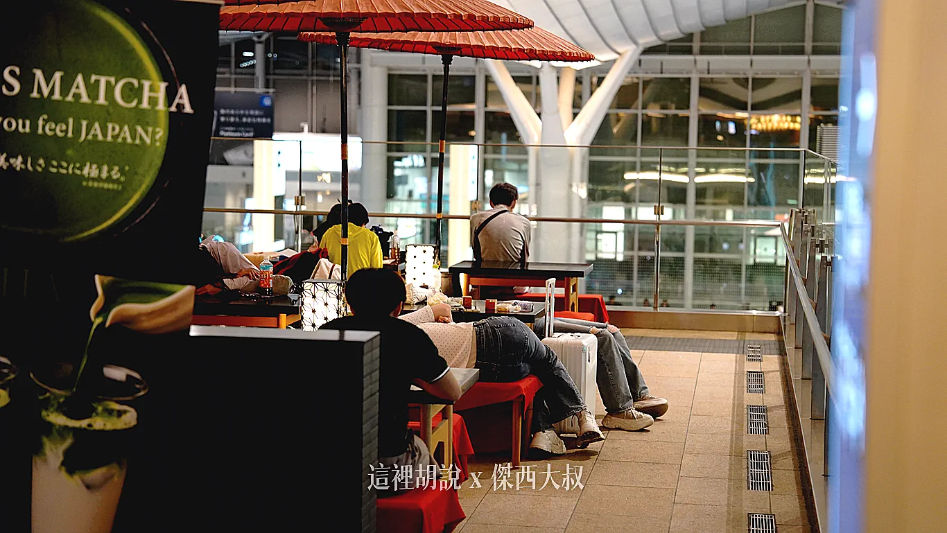 商店只要看到沒有圍欄,都可以進去使用,白天他比較像是用餐區(2026拍攝) 商店只要看到沒有圍欄,都可以進去使用,白天他比較像是用餐區(2026拍攝)