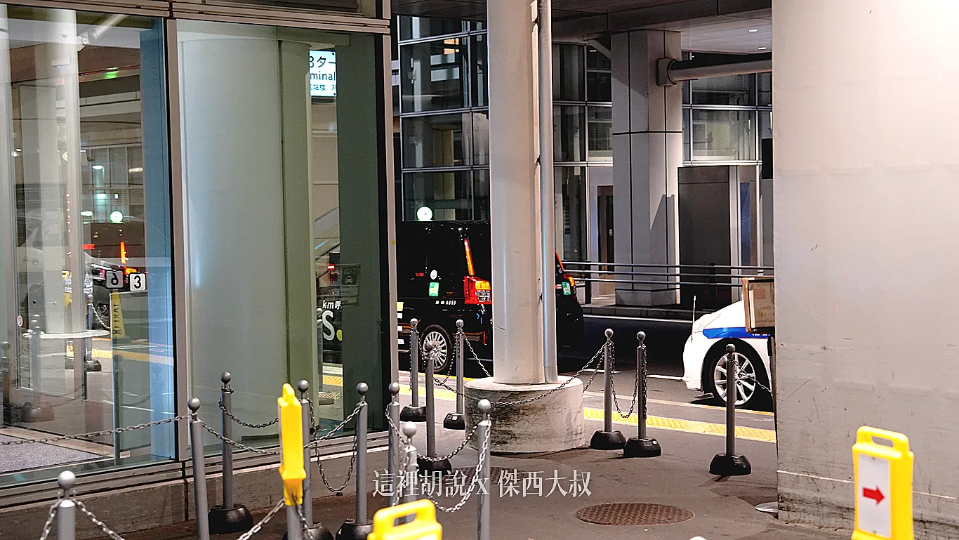 外頭一整排的計程車(2026年拍攝) 外頭一整排的計程車(2026年拍攝)