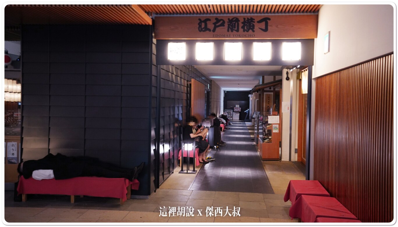 可以多晃晃，因為四樓的商店街區很大一片，幾乎都有這樣的座位。